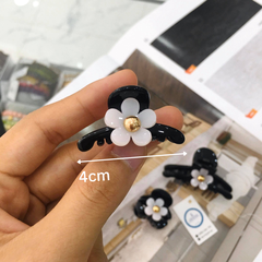 Kẹp Đỉnh HimHip Composite Hoa 5 Cánh Trắng Nữ Tính 8 Răng