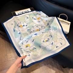 Set Quà 20/10 HimHip Khăn Lụa 70x70cm & Cài Khăn Kèm Túi Hộp Thiệp - 477