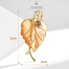 Trâm, Ghim Cài Áo HimHip Lá Vàng Thanh Lịch HKCC Đính Bọ Phale 3*5Cm