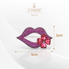 Trâm, Ghim Cài Áo HimHip Dấu Hôn Môi Gắn Cỏ 4 Lá Đáng Yêu HKCC Đính Phale 5*3cm - Hồng Tím