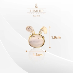 Pin Cài Áo HimHip Thỏ Mắt Híp Đáng Yêu HKCC Đính Phale 1,3*1,6cm