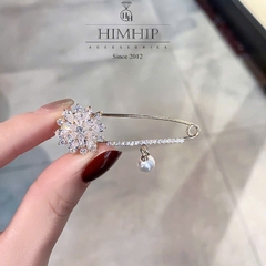 Trâm, Ghim Cài Kim Băng HimHip Hoa Cúc Thanh Lịch HKCC Mix Trai 5.5x2cm