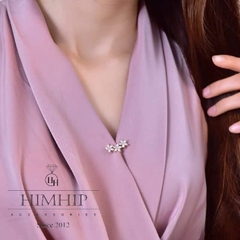 Trâm, Ghim Cài Áo Nhỏ HimHip Ba Hoa Sang Trọng HKCC Đính Phale 2,5 cm