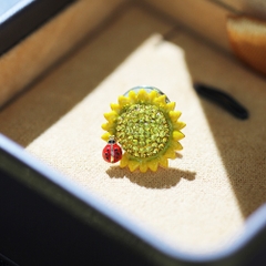 Pin Cài Áo HimHip Hoa Hướng Dương Bọ Đỏ Xinh Xắn HKCC Đính Phale 2*2cm