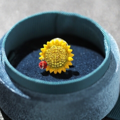 Pin Cài Áo HimHip Hoa Hướng Dương Bọ Đỏ Xinh Xắn HKCC Đính Phale 2*2cm