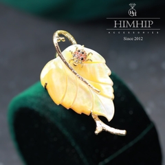 Trâm, Ghim Cài Áo HimHip Lá Vàng Thanh Lịch HKCC Đính Bọ Phale 3*5Cm