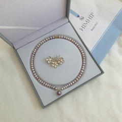 Set Trang Sức HimHip Trai Thật 8Li Vòng Cổ 43.5cm, Cài Áo Chùm 3 Hoa Nhụy Trai 3.5x4.5cm Sang Trọng