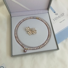 Set Trang Sức HimHip Trai Thật 8Li Vòng Cổ 43.5cm, Cài Áo Chùm 3 Hoa Nhụy Trai 3.5x4.5cm Sang Trọng