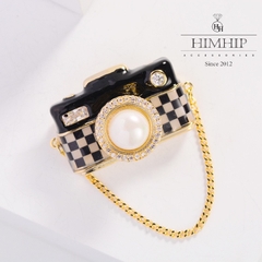 Trâm, Ghim Cài Áo HimHip Máy Ảnh Phối Dây Xích Xinh Xắn HKCC Mix Trai 2,5*1,6cm
