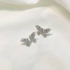 Khuyên Tai Nụ HimHip Bươm Bướm Trắng Sang Trọng HKCC Đính Phale 2.8x1.5cm