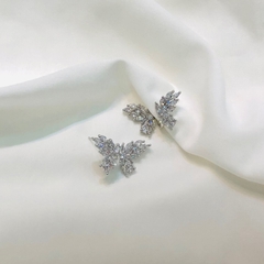 Khuyên Tai Nụ HimHip Bươm Bướm Trắng Sang Trọng HKCC Đính Phale 2.8x1.5cm