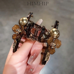 Kẹp Càng Cua HimHip Composite Hoa Nâu 3 Cánh Gắn Hạt Giải Trai 7x3.5cm