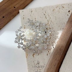 Trâm, Ghim Cài Áo Himhip HKCC Bụi Hoa Trà Gắn Đá Phale Lấp Lánh 4x3.7cm