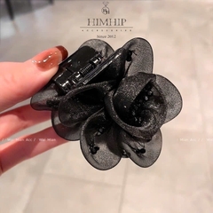Kẹp Càng Cua HimHip Composite Hoa Trà Voan Trà Gắn Hạt Đá Đen 5 Răng 5x5.5cm