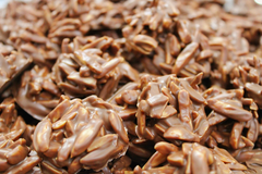 HỘP HẠNH NHÂN SÔ CÔ LA SỮA 80G