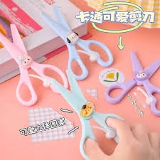 Kéo Lưỡi Nhựa Gắn Charm