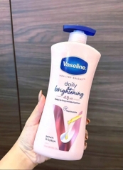 Dưỡng thể trắng da dưỡng ẩm Vaseline Daily Brightening 725ML