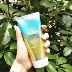 Kem chống nắng skin Aqua SPF50+ xanh da mụn