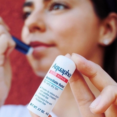 Son thỏi dưỡng môi Aquaphor Lip Repair
