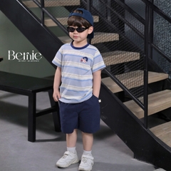 Set bộ tay ngắn họa tiết kẻ Cậu bé trà sữa kèm quần short kaki cho bé trai 9kg tới 28kg BERNIE H1125B28