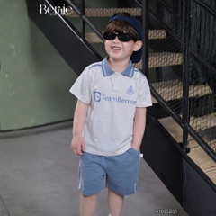 Set bộ polo tay ngắn cho bé trai áo thun polo cổ dệt hình in huy hiệu team Bernie và quần short size 9 tới 28kg H1025B51
