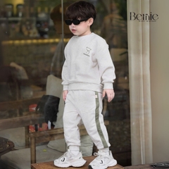 Set bộ dài chất da cá họa tiết thêu gấu kèm quần dài phối sọc rêu cho bé trai size 1 đến 7 tuổi BERNIE T0425B46