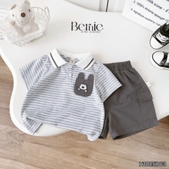 Set bộ polo tay ngắn cổ dệt họa tiết kẻ ghi phối túi ngực kèm quần short kaki size 1 đến 7 tuổi BERNIE H1025B63