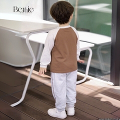 Set bộ tay dài chất thun cotton họa tiết bóng bầu dục màu nâu kèm quần dài cho bé trai size 1 đến 7 tuổi BERNIE H0425B52