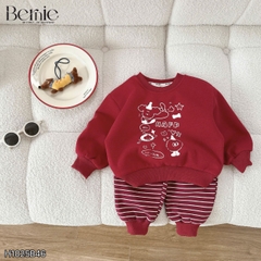 Set bộ nỉ dài tay màu đỏ họa tiết Happy Pup kèm quần dài kẻ ngang cho bé trai size 10 tới 27kg BERNIE H1025B46