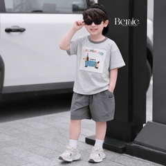 Set bộ bé trai áo thun tay ngắn họa tiết kẻ ngang Sausage Dog kèm quần short kaki cho bé trai size 9 đến 28kg BERNIE H0326B37
