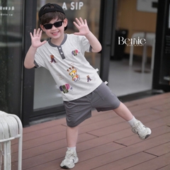 Set bộ tay ngắn cổ trụ họa tiết Gấu Funny và quần short đi chơi đi biển cho bé trai size 1 tới 7 tuổi BERNIE H1125B37