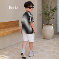 Set bộ áo thun tay ngắn họa tiết kẻ ngang Safari kèm quần short kaki cho bé trai size 9 đến 28kg BERNIE H0326B38