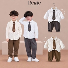 Set sơ mi Diamond áo tay dài màu trắng quần kaki kèm cà vạt thêu huy hiệu bé trai 9 tới 25kg BERNIE H0526B62SM