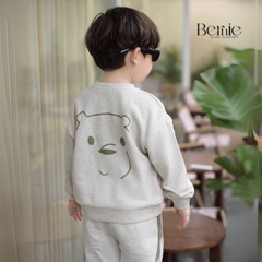 Set bộ dài chất da cá họa tiết thêu gấu kèm quần dài phối sọc rêu cho bé trai size 1 đến 7 tuổi BERNIE T0425B46