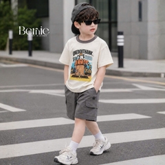 Set bộ tay ngắn áo thun họa tiết Happy Worker kèm quần short kaki cho bé trai size 9 đến 28kg BERNIE H0326B35
