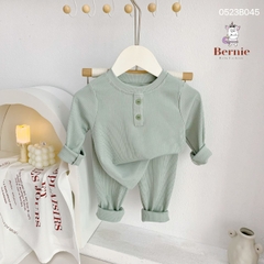 Set đồ bộ thun dài tay BERNIE bé trai bé gái màu trơn chất liệu thun tăm mềm mướt đính cúc cho bé từ 9 đến 24kg