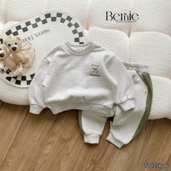 Set bộ dài chất da cá họa tiết thêu gấu kèm quần dài phối sọc rêu cho bé trai size 1 đến 7 tuổi BERNIE T0425B46
