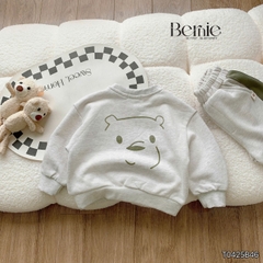 Set bộ dài chất da cá họa tiết thêu gấu kèm quần dài phối sọc rêu cho bé trai size 1 đến 7 tuổi BERNIE T0425B46