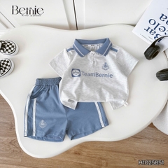 Set bộ polo tay ngắn cho bé trai áo thun polo cổ dệt hình in huy hiệu team Bernie và quần short size 9 tới 28kg H1025B51