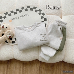Set bộ dài chất da cá họa tiết thêu gấu kèm quần dài phối sọc rêu cho bé trai size 1 đến 7 tuổi BERNIE T0425B46