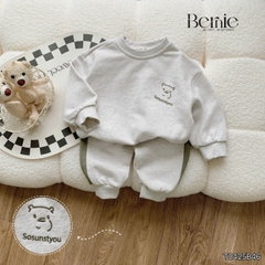 Set bộ dài chất da cá họa tiết thêu gấu kèm quần dài phối sọc rêu cho bé trai size 1 đến 7 tuổi BERNIE T0425B46