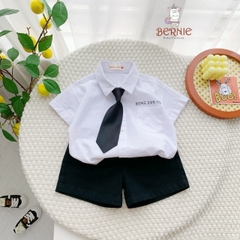 Set đồ bộ đi chơi bé trai BERNIE áo sơ mi ngắn tay và cà vạt phối huy hiệu Sandal cho bé từ 9 đến 24kg