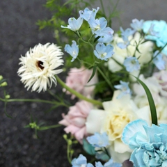 Giỏ hoa tông xanh dương