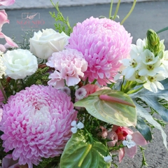 Giỏ hoa cúc mẫu đơn hồng nhạt mix địa lan hồng