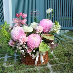 Giỏ hoa cúc mẫu đơn hồng nhạt mix địa lan hồng