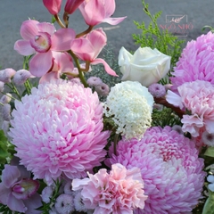 Giỏ hoa cúc mẫu đơn hồng nhạt mix địa lan hồng