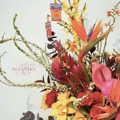 Bình hoa tone đỏ cam phối hoa mẫu đơn, địa lan, mai mỹ