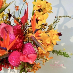 Bình hoa tone đỏ cam phối hoa mẫu đơn, địa lan, mai mỹ