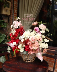 Giỏ hoa tông đỏ mix hồng