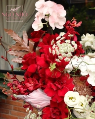 Giỏ hoa tông đỏ mix hồng